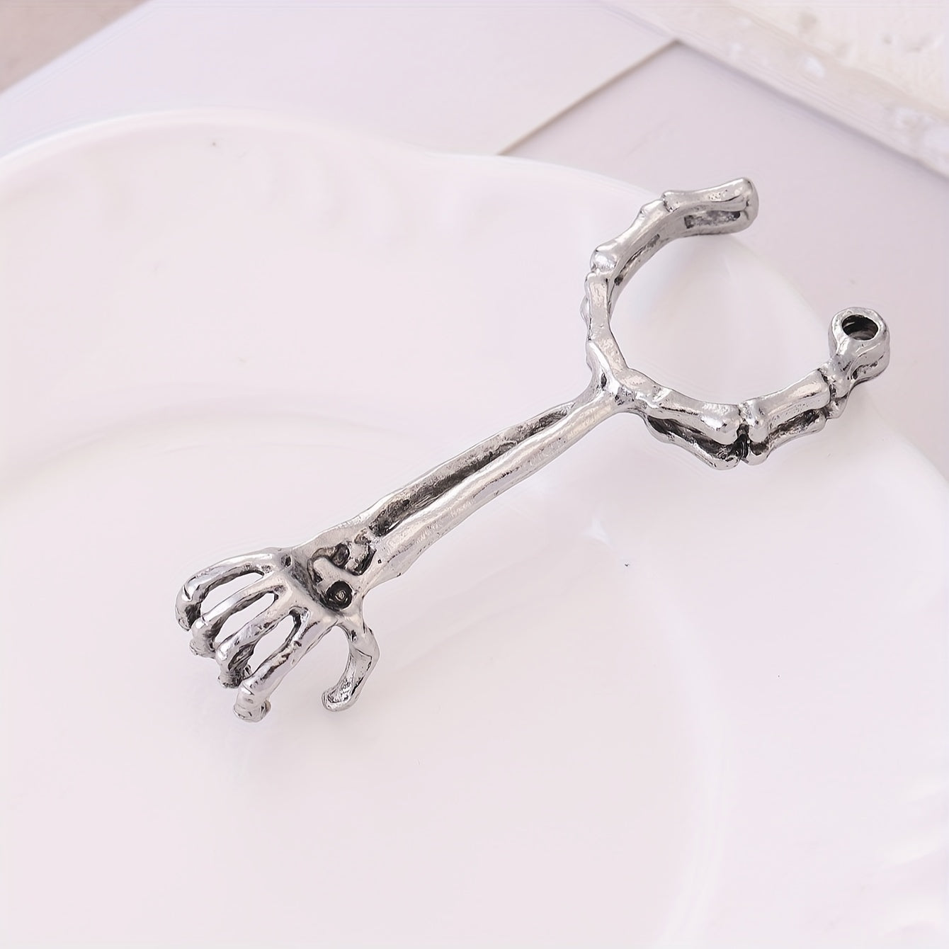 1pc Smoking Finger Ring - Cigarette Holder with Skull Pattern Design