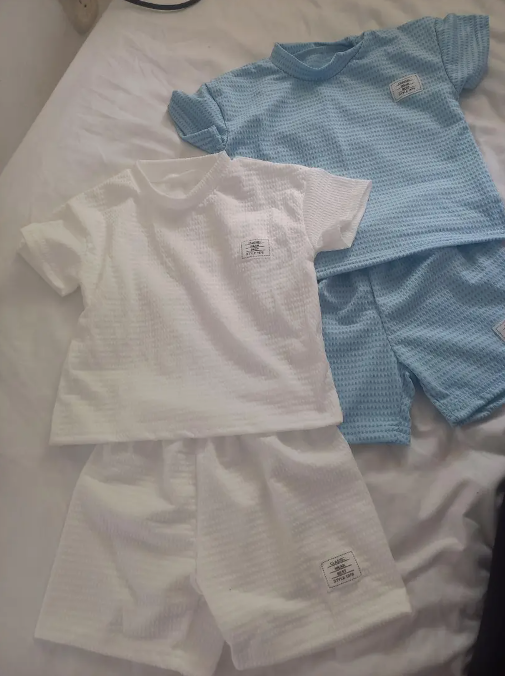 4pcs Boys Casual Solid Comfortable Short Sleeve T-shirt & Shorts Set