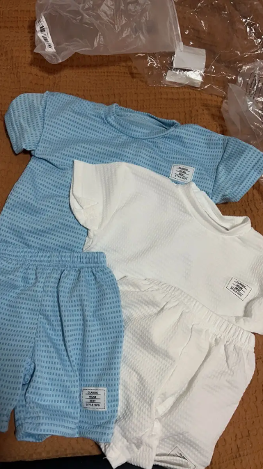 4pcs Boys Casual Solid Comfortable Short Sleeve T-shirt & Shorts Set